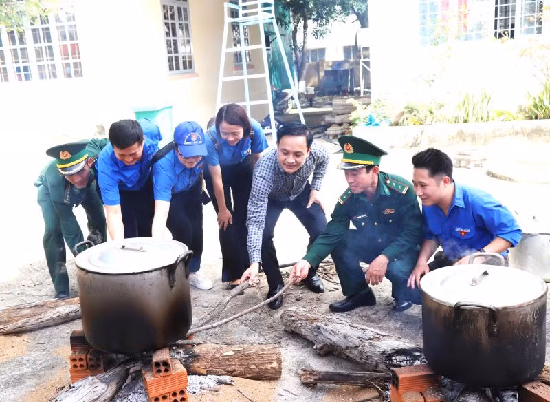 Đông đảo người dân ở biên giới Ia R’vê tham gia Chương trình “Xuân biên phòng-Ấm lòng dân bản” năm 2023.