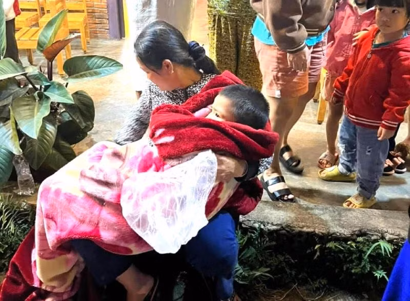 Cháu Đ được người thân chăm sóc sau khi cứu lên khỏi giếng nước.