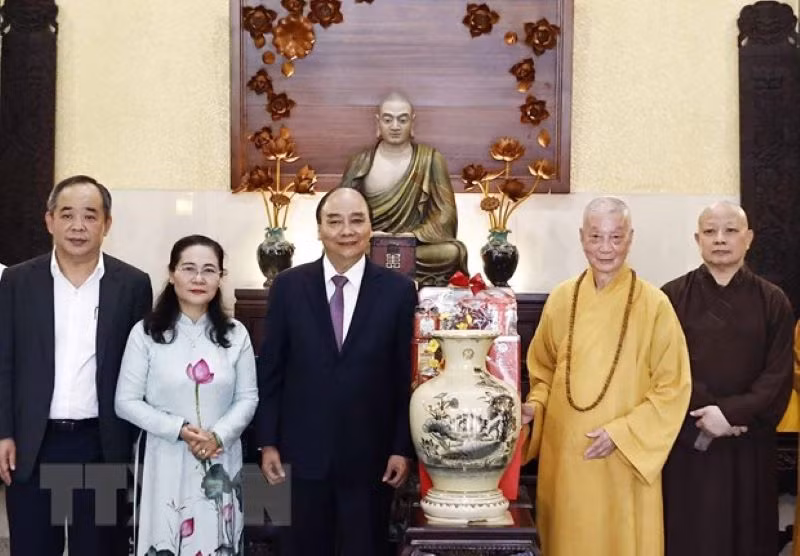 Chủ tịch nước Nguyễn Xuân Phúc chúc Tết Pháp chủ Giáo hội Phật giáo Việt Nam Thích Trí Quảng. (Ảnh: Thống Nhất/TTXVN) Chủ tịch nước Nguyễn Xuân Phúc chúc Tết Pháp chủ Giáo hội Phật giáo Việt Nam Thích Trí Quảng. (Ảnh: Thống Nhất/TTXVN)