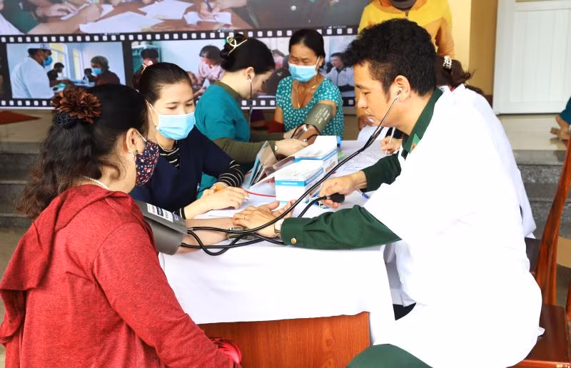 Cán bộ quân y Bộ đội Biên phòng tỉnh Đắk Lắk khám bệnh và cấp thuốc miễn phí cho các hộ nghèo ở xã biên giới Ia R’vê tại Chương trình “Xuân biên phòng-Ấm lòng dân bản” năm 2023.