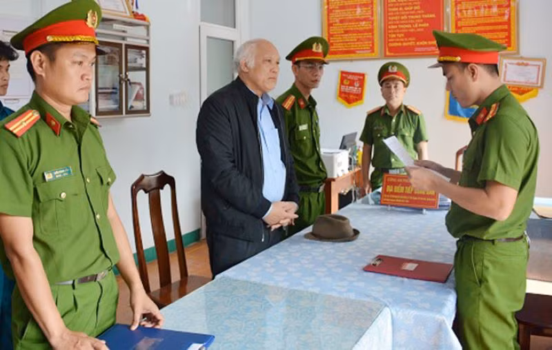Công an tống đạt các quyết định đối với đối tượng Xa Văn Công. (Ảnh: CTV).