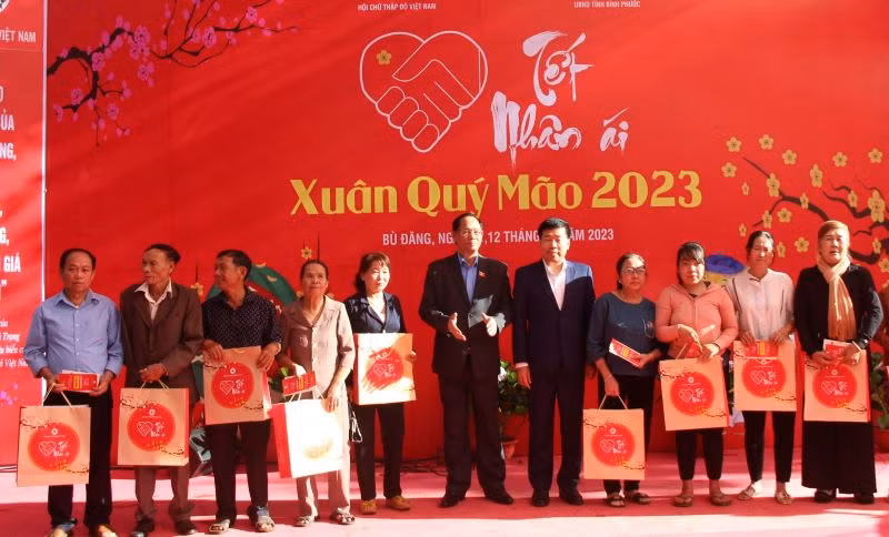 Thượng tướng Trần Quang Phương, Phó Chủ tịch Quốc hội tặng quà tại chương trình “Tết Nhân ái”.