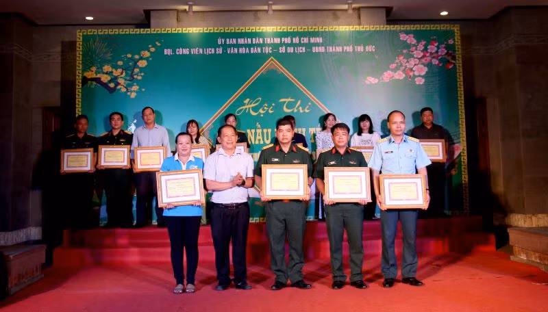 Trong bảng B giải Nhất thuộc về Trung đoàn 1- Sư đoàn 9 - Quân đoàn 4. Ban Tổ chức sẽ chọn các sản phẩm đạt giải cao để tổ chức Lễ dâng cúng bánh tét Quốc tổ Hùng Vương vào lúc 8 giờ ngày 18/1 (nhằm ngày 27 tháng Chạp năm Nhâm Dần) tại Đền Tưởng niệm các Vua Hùng và Đức Lễ Thành hầu Nguyễn Hữu Cảnh trong Công viên Lịch sử -Văn hóa Dân tộc. Trong bảng B giải Nhất thuộc về Trung đoàn 1- Sư đoàn 9 - Quân đoàn 4. Ban Tổ chức sẽ chọn các sản phẩm đạt giải cao để tổ chức Lễ dâng cúng bánh tét Quốc tổ Hùng Vương vào lúc 8 giờ ngày 18/1 (nhằm ngày 27 tháng Chạp năm Nhâm Dần) tại Đền Tưởng niệm các Vua Hùng và Đức Lễ Thành hầu Nguyễn Hữu Cảnh trong Công viên Lịch sử -Văn hóa Dân tộc.