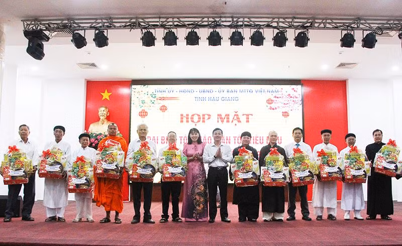 Lãnh đạo tỉnh Hậu Giang tặng quà cho các đại biểu.