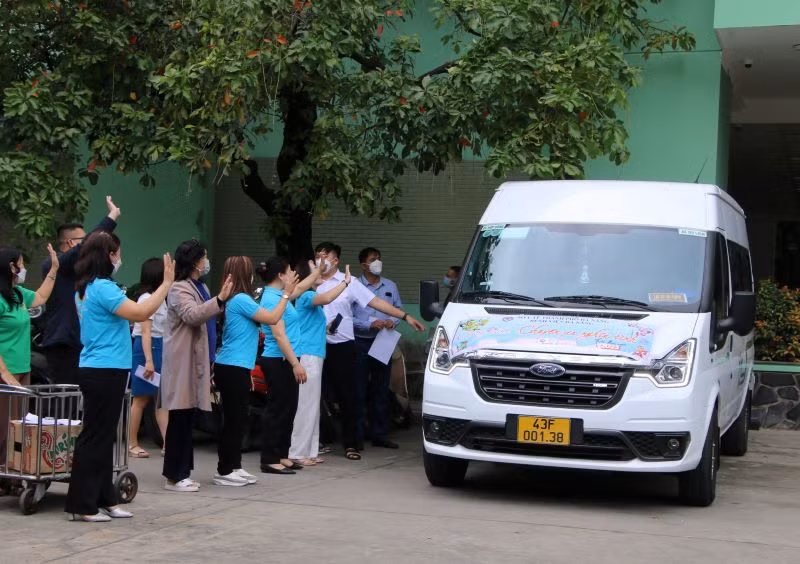 Chuyến xe nghĩa tình đưa các bệnh nhân có hoàn cảnh đặc biệt khó khăn về quê đón Tết.