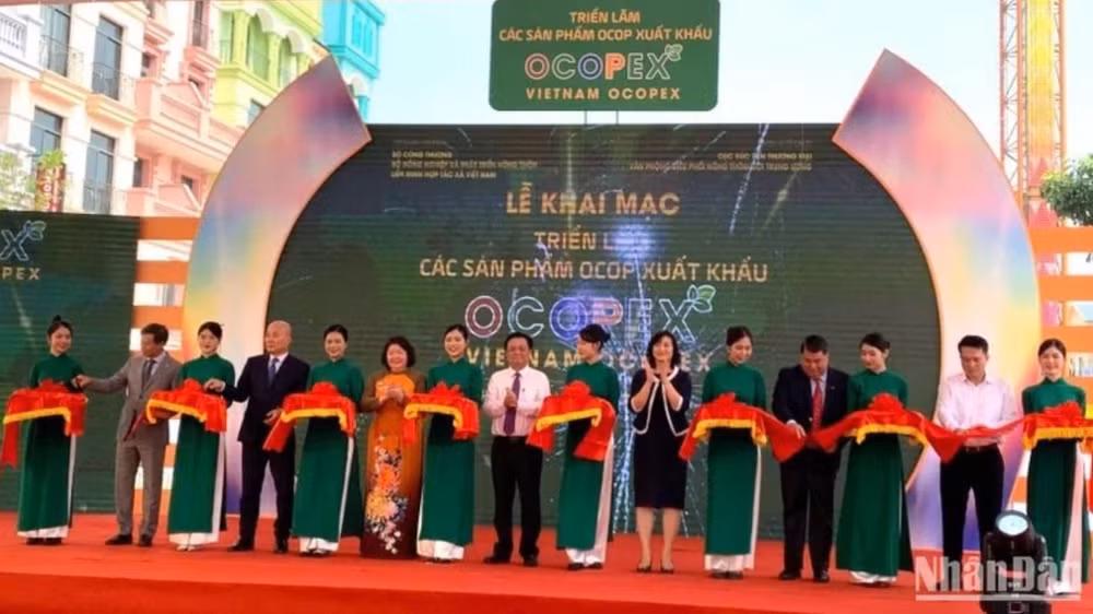 Cắt băng khai mạc Triển lãm các sản phẩm OCOP xuất khẩu (VIETNAM OCOPEX).