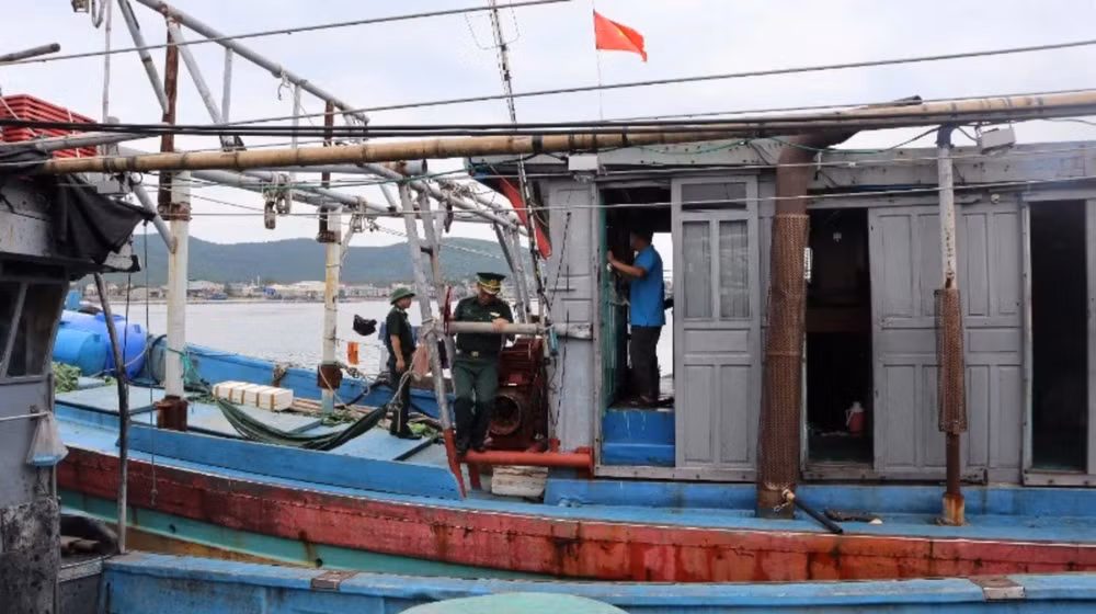 Cán bộ Đồn Biên phòng Quỳnh Phương, Bộ đội Biên phòng Nghệ An kiểm tra, nhắc nhở ngư dân tuân thủ các quy định về khai thác thủy sản.