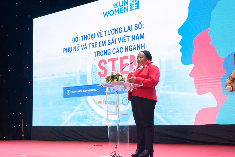 Bà Caroline Nyamayemombev, Trưởng đại diện Cơ quan Liên hợp quốc về Bình đẳng giới và Trao quyền cho phụ nữ (UN Women) tại Việt Nam, phát biểu tại buổi Đối thoại. Bà Caroline Nyamayemombev, Trưởng đại diện Cơ quan Liên hợp quốc về Bình đẳng giới và Trao quyền cho phụ nữ (UN Women) tại Việt Nam, phát biểu tại buổi Đối thoại.