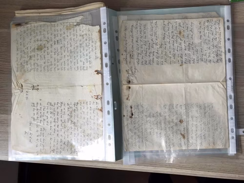 Lá thư cũ mà mẹ luôn giữ gìn cẩn thận. Lá thư cũ mà mẹ luôn giữ gìn cẩn thận.