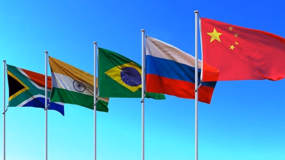 Đại diện cho sự trỗi dậy của các quốc gia Nam và Đông bán cầu, vị thế cũng như tầm ảnh hưởng của khối BRICS ngày càng phát triển.