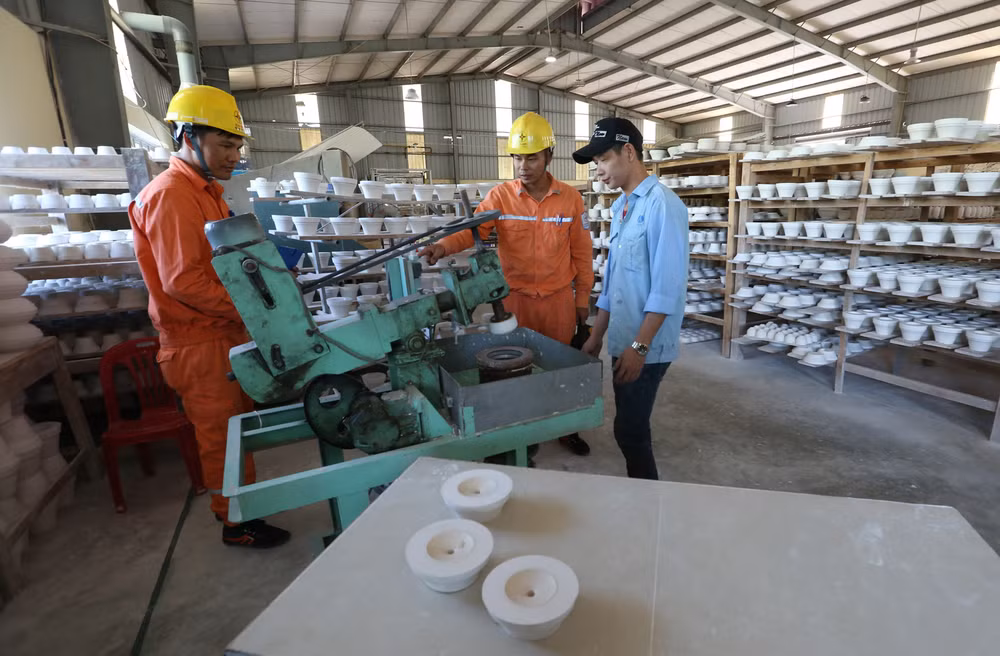 Hướng dẫn sử dụng tiết kiệm điện trong sản xuất gốm sứ. Ảnh: Ngọc Hà