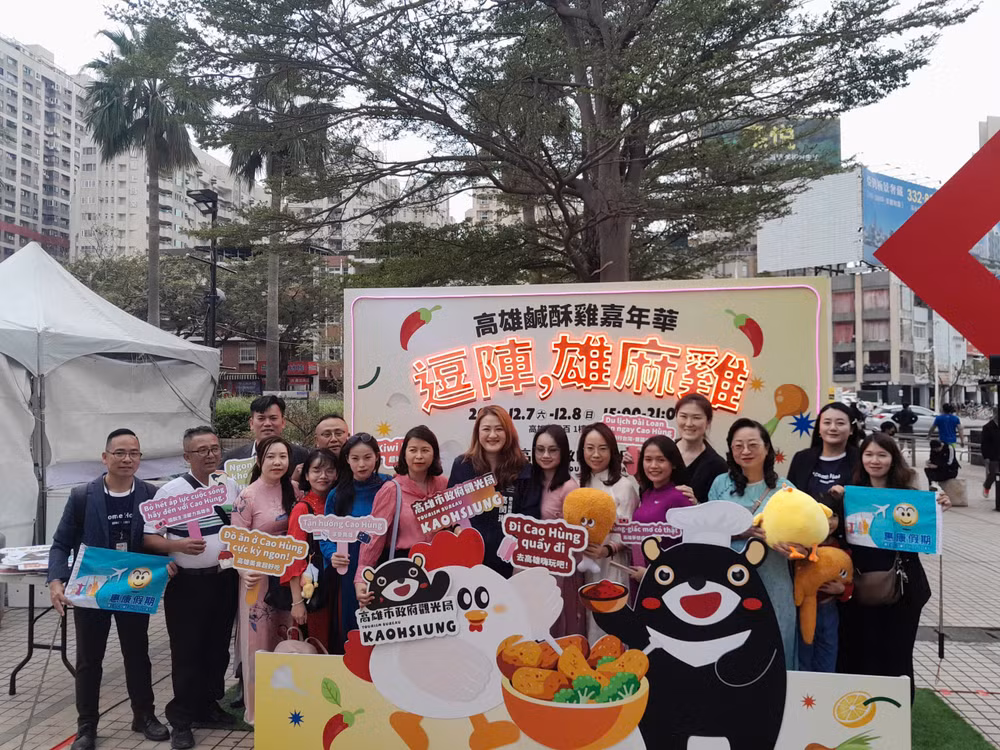 Nhiều du khách Việt Nam hào hứng tham dự Lễ hội gà rán 2024 ở thành phố Cao Hùng, Đài Loan (Trung Quốc). Ảnh HỒNG CHÂU