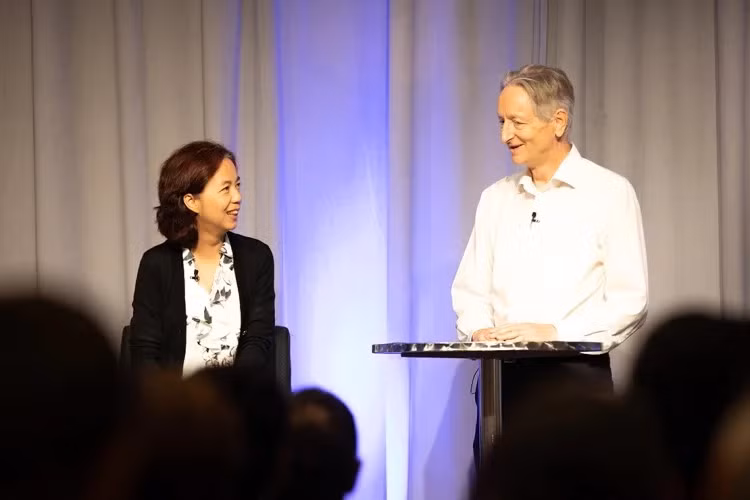 Geoffrey Hinton dành thời gian chia sẻ với cộng đồng về những mối hiểm họa từ AI. Geoffrey Hinton dành thời gian chia sẻ với cộng đồng về những mối hiểm họa từ AI.