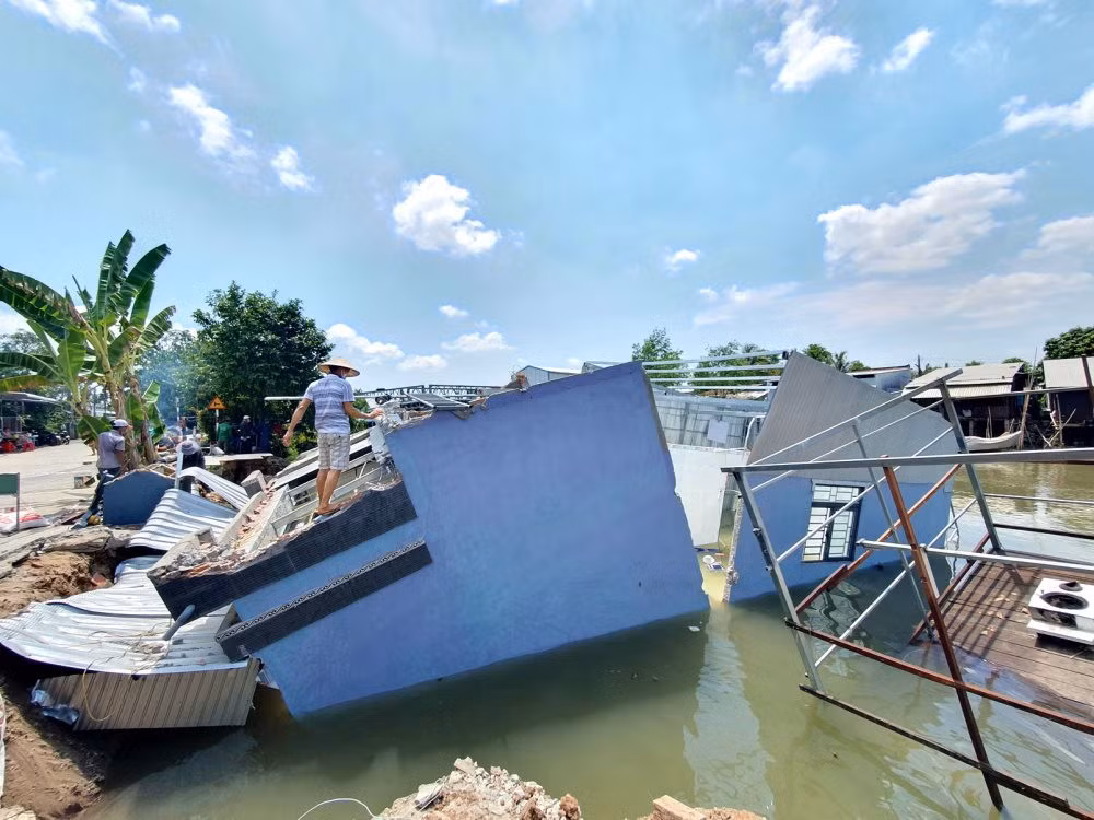 Nhà dân ven kênh Cần Thơ Bé (phường Thuận Hưng, quận Thốt Nốt, TP Cần Thơ) bị thiệt hại do sạt lở hồi tháng 4/2024. Ảnh: Trung Phạm