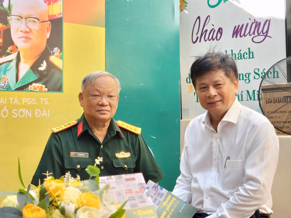 Đại tá,PGS,TS Hồ Sơn Đài (người ngồi bên trái) nguyên là Trưởng phòng Khoa học quân sự, Quân khu 7. Đại tá,PGS,TS Hồ Sơn Đài (người ngồi bên trái) nguyên là Trưởng phòng Khoa học quân sự, Quân khu 7.