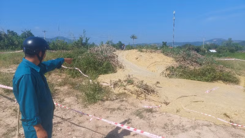 Lực lượng chức năng vẫn túc trực bảo vệ hiện trường, đảm bảo an toàn cho người dân trong khu vực và khách hiếu kỳ đến xem.