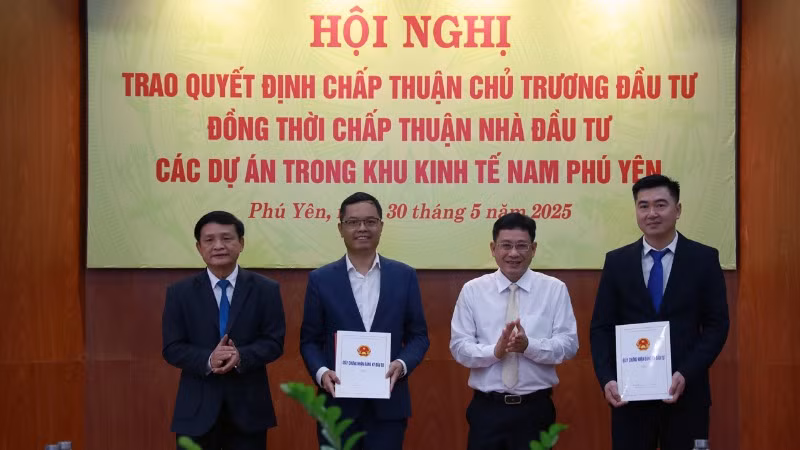 Lãnh đạo tỉnh Phú Yên trao quyết định chấp thuận chủ trương đầu tư, chấp thuận nhà đầu tư cho hai dự án.