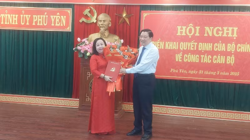 Đồng chí Phan Đình Trạc trao quyết định Bí thư Tỉnh ủy Phú Yên cho đồng chí Cao Thị Hòa An.