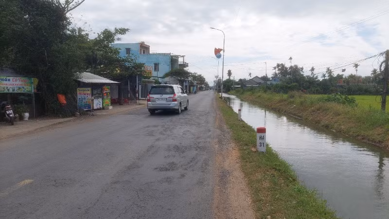 Quốc lộ 29, đoạn qua phường Hòa Vinh, thị xã Đông Hòa, đường hẹp, nhiều vị trí hư hỏng, không bảo đảm an toàn giao thông khi lưu lượng phương tiện lớn. Quốc lộ 29, đoạn qua phường Hòa Vinh, thị xã Đông Hòa, đường hẹp, nhiều vị trí hư hỏng, không bảo đảm an toàn giao thông khi lưu lượng phương tiện lớn.