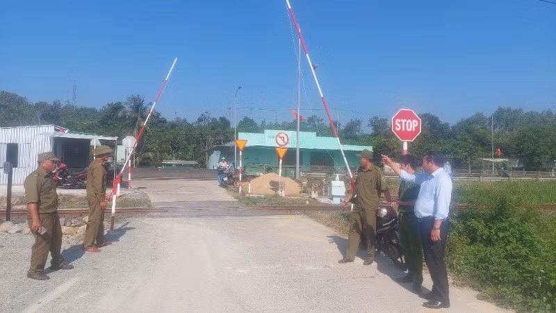Lãnh đạo Ủy ban nhân dân xã An Phú kiểm tra, động viên kíp trực gác chắn.