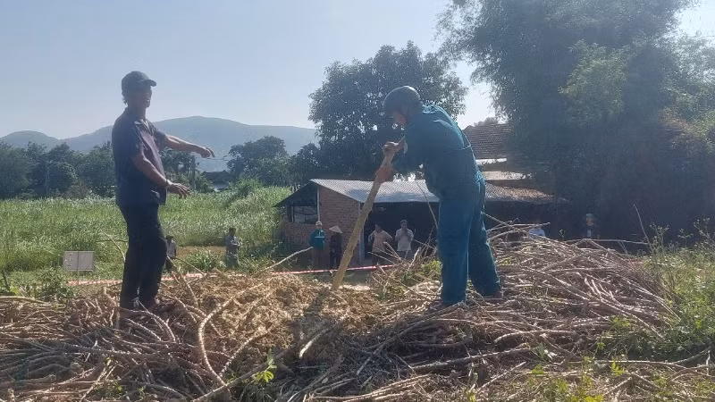 Lực lượng chức năng địa phương đo thử độ sâu hố bùn. Lực lượng chức năng địa phương đo thử độ sâu hố bùn.
