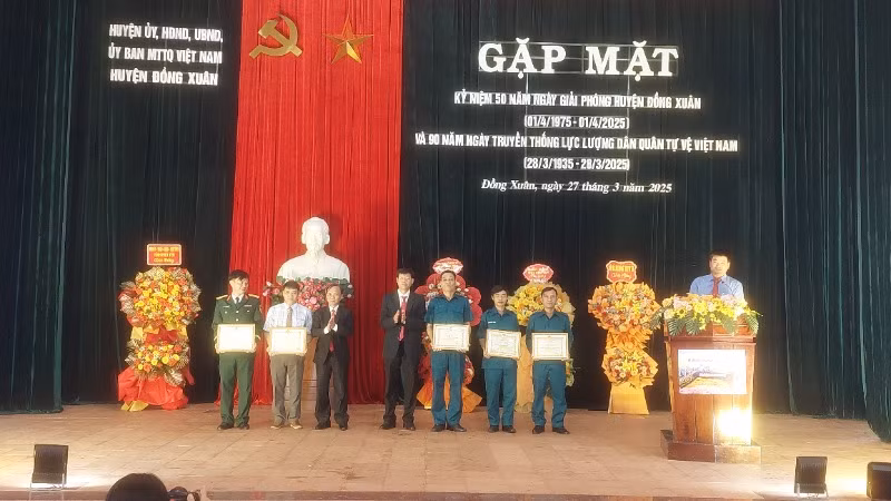 Khen thưởng các tập thể, cá nhân có thành tích xuất sắc trong xây dựng lực lượng Dân quân tự vệ.
