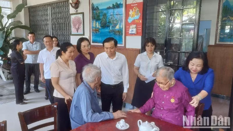 Đồng chí Cao Thị Hòa An, Phó Bí thư Thường trực Tỉnh ủy Phú Yên thăm các Mẹ Việt Nam Anh hùng.