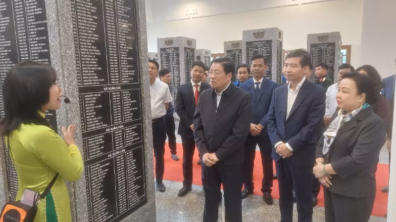 Đồng chí Phan Đình Trạc thăm bia ghi tên các anh hùng liệt sĩ. Đồng chí Phan Đình Trạc thăm bia ghi tên các anh hùng liệt sĩ.