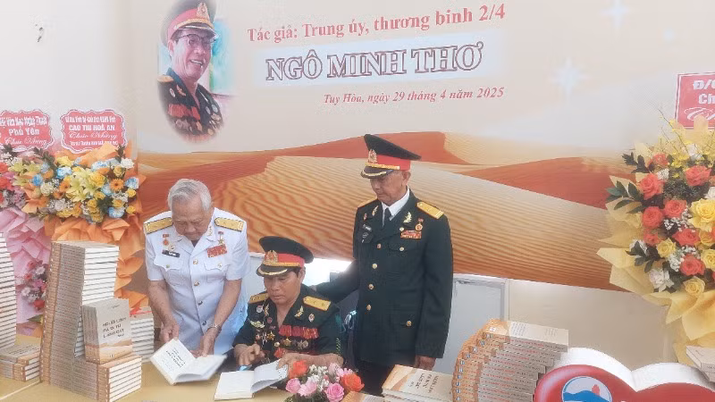 Những cuốn sách đầu tiên, tác giả tặng đồng đội một thời oanh liệt.