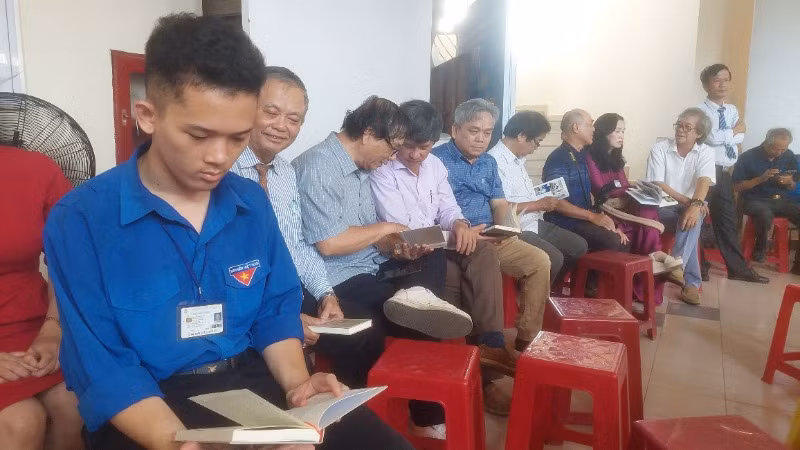 Rất đông độc giả mọi thế hệ đón đọc trong ngày ra mắt tập sách.