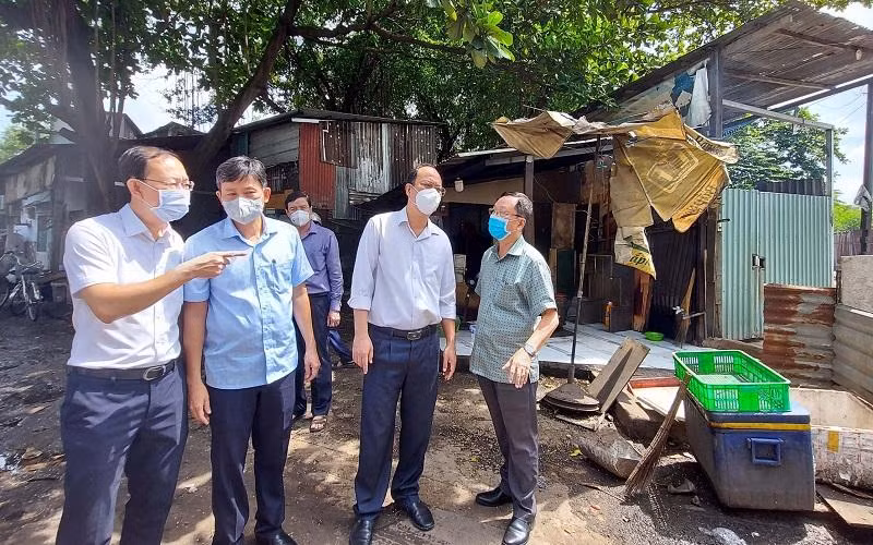 Lãnh đạo Thành phố Hồ Chí Minh kiểm tra công tác phòng, chống sốt xuất huyết trên địa bàn quận 4.