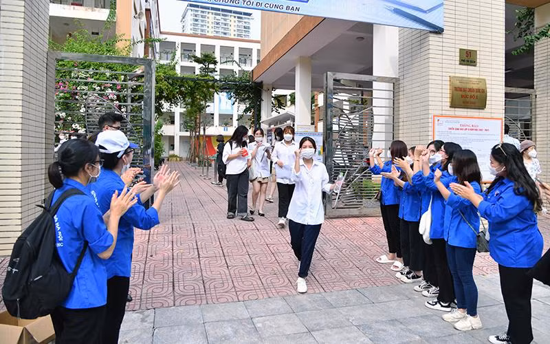 Lực lượng thanh niên tình nguyện chúc mừng các thí sinh hoàn thành Kỳ thi sau buổi thi môn Ngoại ngữ chiều 8/7 tại điểm thi Trường THCS Lê Ngọc Hân (Hà Nội). (Ảnh MỸ HÀ) Lực lượng thanh niên tình nguyện chúc mừng các thí sinh hoàn thành Kỳ thi sau buổi thi môn Ngoại ngữ chiều 8/7 tại điểm thi Trường THCS Lê Ngọc Hân (Hà Nội). (Ảnh MỸ HÀ)
