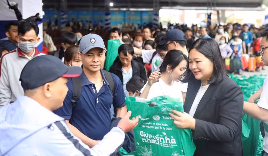 Bà Lê Lan Chi - Tổng giám đốc Zalopay trao quà cho người lao động. Bà Lê Lan Chi - Tổng giám đốc Zalopay trao quà cho người lao động.