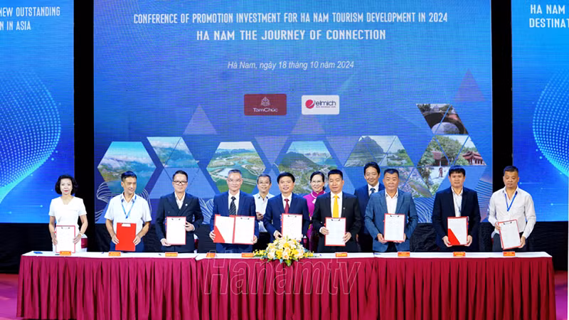Lễ ký kết thỏa thuận hợp tác phát triển du lịch giữa tỉnh Hà Nam và các nhà đầu tư, tập đoàn, doanh nghiệp du lịch, lữ hành.