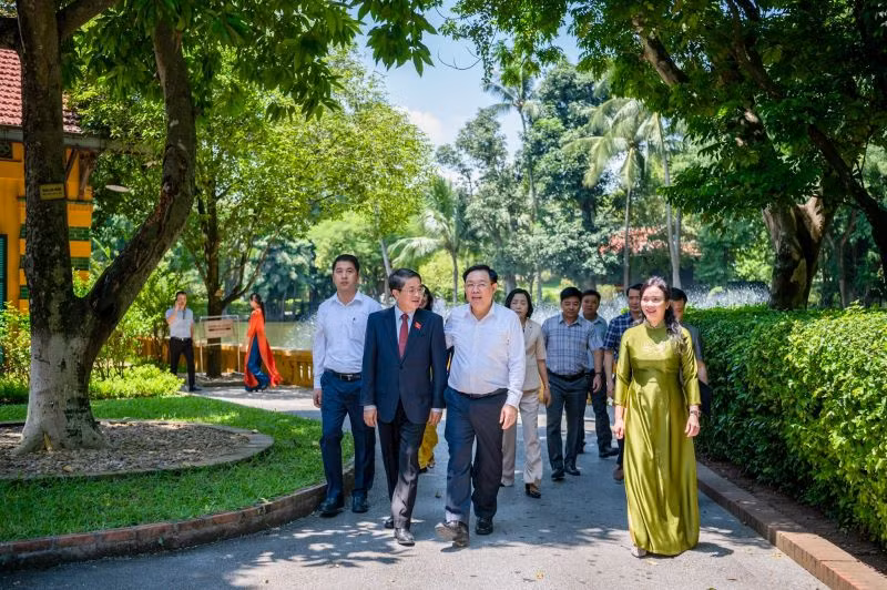Chủ tịch Quốc hội Vương Đình Huệ thăm Khu di tích Chủ tịch Hồ Chí Minh trong Phủ Chủ tịch. (Ảnh: Duy Linh) Chủ tịch Quốc hội Vương Đình Huệ thăm Khu di tích Chủ tịch Hồ Chí Minh trong Phủ Chủ tịch. (Ảnh: Duy Linh)