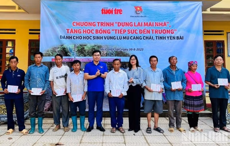 Báo Tuổi trẻ và Tỉnh đoàn Yên Bái trao sổ tiết kiệm cho người dân vùng lũ Mù Cang Chải.