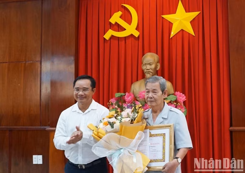 Bí thư Tỉnh ủy Long An Nguyễn Văn Được trao Huy hiệu 60 năm tuổi Đảng cho đồng chí Phạm Thanh Phong.