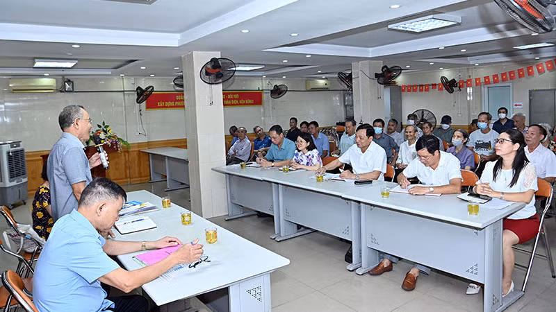 Lãnh đạo Quận ủy Hai Bà Trưng (Hà Nội) dự sinh hoạt chi bộ tại tổ dân phố số 3, phường Đống Mác. (Ảnh DUY LINH)