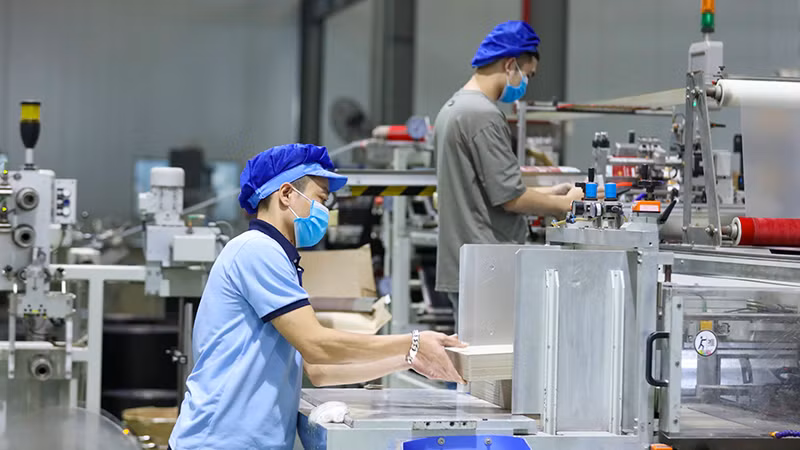 Sản xuất các mặt hàng văn phòng phẩm tại Công ty TNHH Deli Việt Nam ở Khu công nghiệp Yên Phong, tỉnh Bắc Ninh. (Ảnh DUY ĐĂNG)