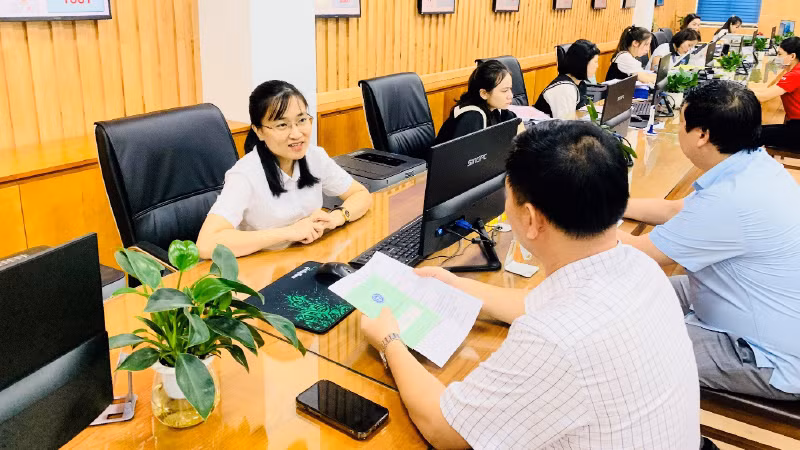 Tư vấn về chính sách bảo hiểm xã hội cho người lao động tại bộ phận một cửa của Ủy ban nhân dân quận Hồng Bàng, thành phố Hải Phòng.