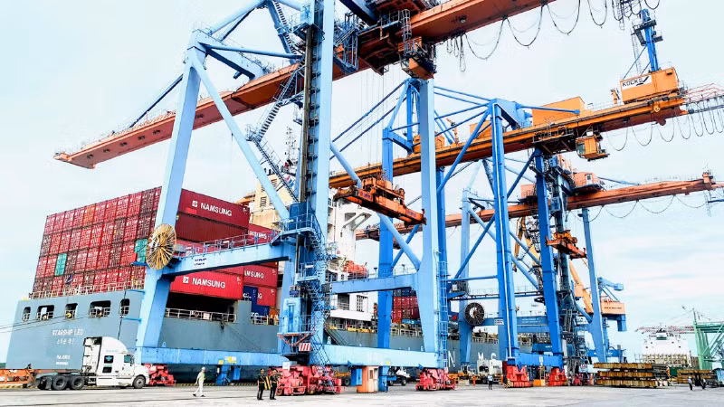 Hoạt động dịch vụ cảng biển, logistics phát triển, đóng góp tích cực cho tăng trưởng kinh tế mạnh mẽ của thành phố Hải Phòng. (Ảnh NGÔ QUANG DŨNG)