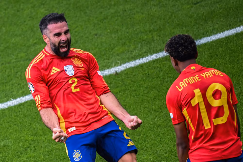 Yamal kiến tạo cho Carvajal trong trận mở màn EURO 2024. (Ảnh: Getty) Yamal kiến tạo cho Carvajal trong trận mở màn EURO 2024. (Ảnh: Getty)