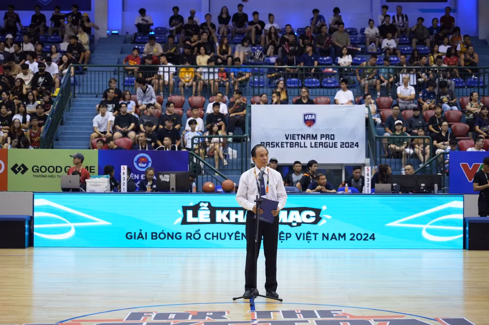 GS.TS. Huỳnh Trọng Khải - Phó Chủ tịch Liên đoàn Bóng rổ Việt Nam (VBF) phát biểu khai mạc. (Ảnh: VBA)
