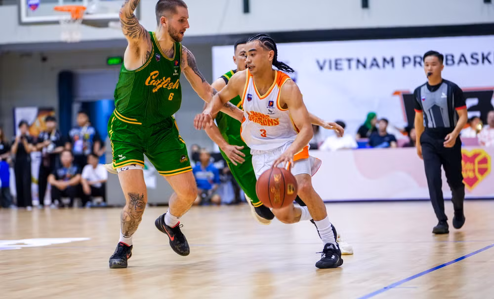 Bryan Nguyễn (áo trắng) dẫn bóng trước sự bám đuổi của ngoại binh Dakota Zinser. (Ảnh: VBA) Bryan Nguyễn (áo trắng) dẫn bóng trước sự bám đuổi của ngoại binh Dakota Zinser. (Ảnh: VBA)