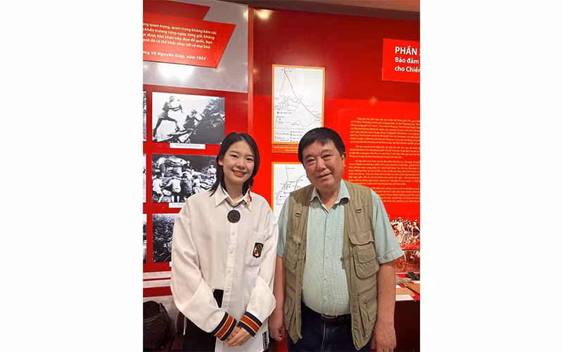 Ngô Thị Quỳnh Giao (bên trái) Ngô Thị Quỳnh Giao (bên trái)