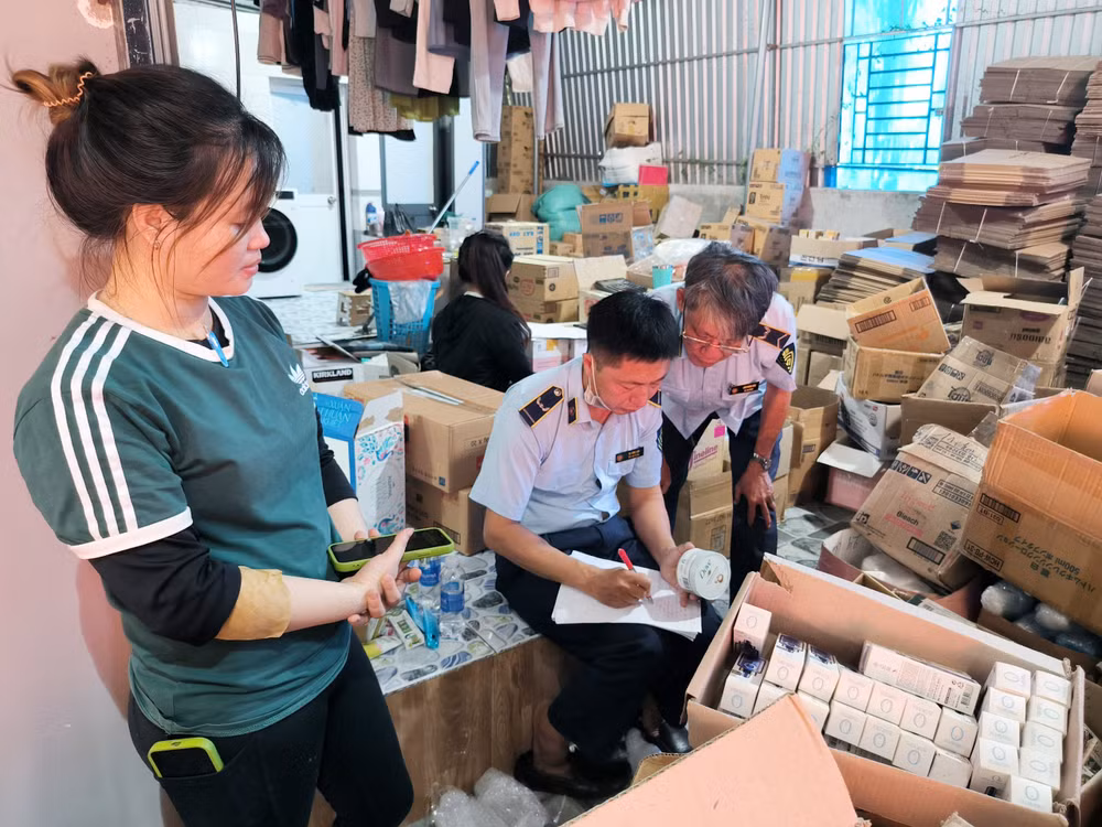 Cục Quản lý thị trường tỉnh Bà Rịa-Vũng Tàu kiểm tra, xử lý một cơ sở bán hàng không rõ nguồn gốc. Nguồn: Tổng cục quản lý thị trường