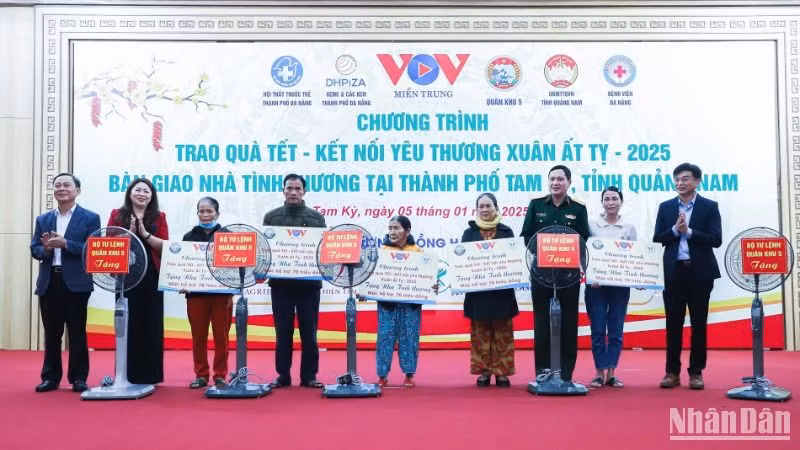 Trao 5 căn nhà tình thương tặng 5 hộ hoàn cảnh đặc biệt khó khăn tại thành phố Tam Kỳ