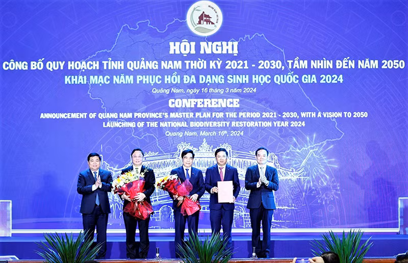 Phó Thủ tướng Trần Lưu Quang trao quyết định phê duyệt Quy hoạch tỉnh Quảng Nam thời kỳ 2021-2030, tầm nhìn đến năm 2050 cho tỉnh Quảng Nam