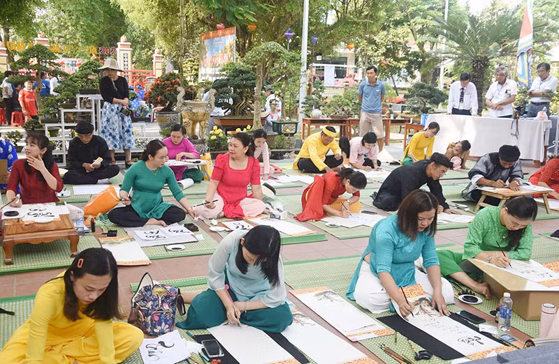 Đông đảo chị em phụ nữ tham gia Hội thi viết thư pháp. Đông đảo chị em phụ nữ tham gia Hội thi viết thư pháp.
