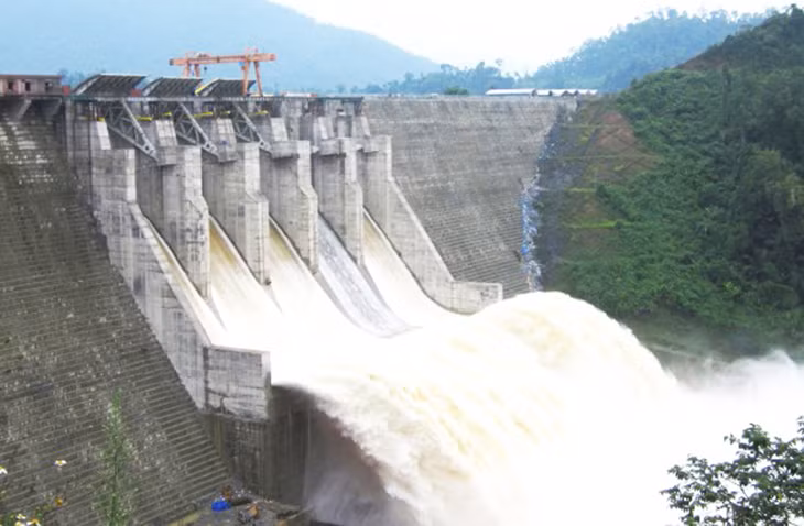 Từ 14 giờ 30 phút chiều nay (11/11), Công ty cổ phần Thủy điện Đak Mi bắt đầu vận hành hạ dần mực nước hồ chứa thủy điện Đak Mi 4 để đón lũ.